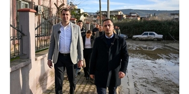 eski-ve-guc-selden-etkilenen-mahallelerde-incelemelerde-bulundu.jpg