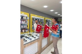 esnafa-ve-vatandaslara-binlerce-bayrak-dagitildi.jpg