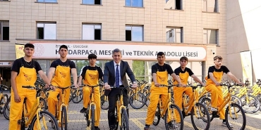 eti-sari-bisiklet-verdigi-sozu-tuttu-meslek-lisesi-ogrencileri-200-bisikleti-sifirdan-uretti.jpg