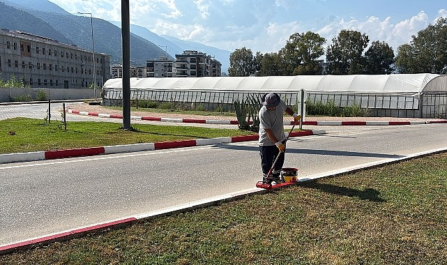 finikede-yollar-yenileniyor-bordurler-boyaniyor.jpg