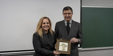 gelecegin-profesyonelleri-ahmet-pura-ile-hayat-gunesli-bir-saganak-konferansinda-bir-araya-geldi.jpg