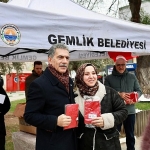 gemlik-belediyesinden-turk-bayragi-dagitimi.jpg