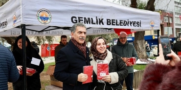 gemlik-belediyesinden-turk-bayragi-dagitimi.jpg