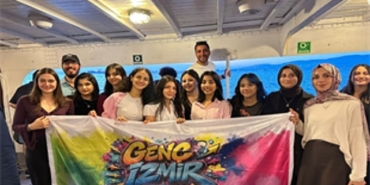 genc-izmir-gonulluleri-bergama-vapurunda-bulustu.jpg