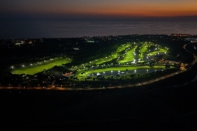 Gloria Golf Club’ta Golf Deneyimi Gün Batımından Sonra da Devam Ediyor
