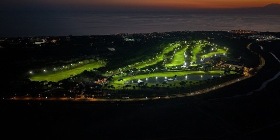 Gloria Golf Club’ta Golf Deneyimi Gün Batımından Sonra da Devam Ediyor