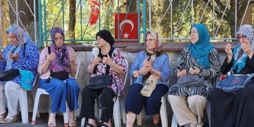 golcuk-belediyesi-merkez-ussu-golcuk-olan-17-agustos-depreminin-25-yilinda-deprem-sehitleri-icin-mezarlari-basinda-anma-toreni-duzenledi.jpg