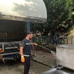 golcukte-cop-konteynerleri-duzenli-olarak-temizleniyor.jpg