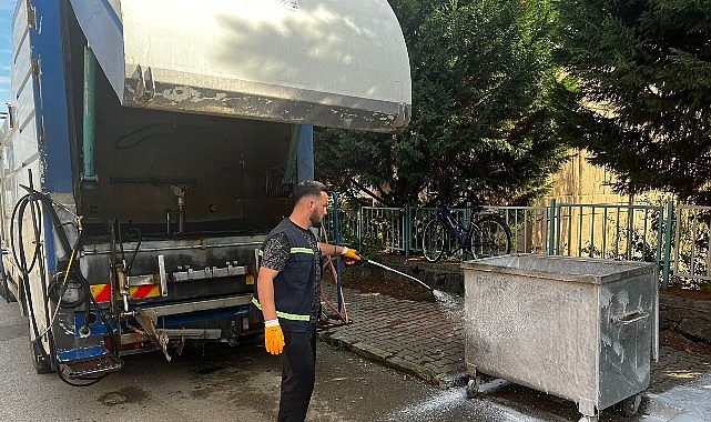 golcukte-cop-konteynerleri-duzenli-olarak-temizleniyor.jpg