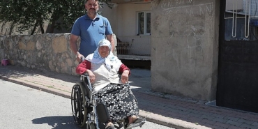 husne-teyze-tekerlekli-sandalyesine-kavustu.jpg