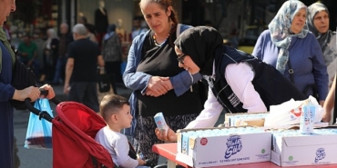 ibb-dunya-sut-gununde-39-ilcede-70-038-paket-sut-dagitti.jpg