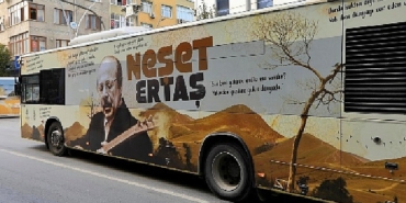 iett-turk-halk-muziginin-en-onemli-ustalarindan-neset-ertasi-vefatinin-12-yil-donumunde-vefa-otobusu-ile-aniyor.jpg