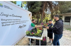 inegol-belediyesi-bayram-oncesi-mezarliklarda-cicek-dagitti.jpg