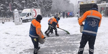 istanbulun-ana-arterlerde-kar-kureme-ve-tuzlama-calismalari-suruyor.jpg