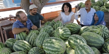 izmir-buyuksehir-belediyesi-ve-kinik-belediyesinden-ciftcilere-destek-urunler-tarlada-kalmadi-vatandaslara-dagitildi.jpg