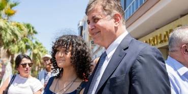 izmir-genclere-kucak-aciyor.jpg
