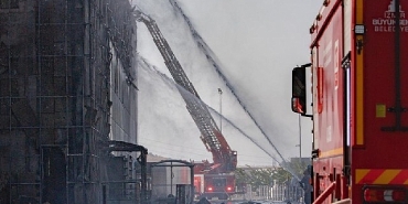izmir-itfaiyesi-alosbideki-fabrika-yanginini-hizla-sondurdu.jpg