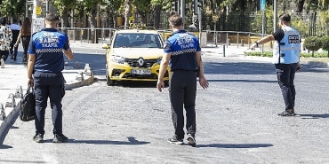 izmirde-zabita-ekiplerinden-yolcu-kiliginda-taksi-denetimi.jpg