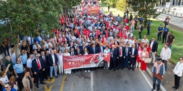 izmirliler-zafer-yuruyusunde-bulustu.jpg