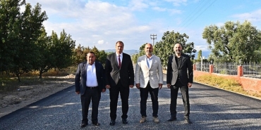 iznik-belediye-baskani-kagan-mehmet-usta-iznik-elbeyli-sicak-asfalt-calismalarini-yerinde-inceledi.jpg