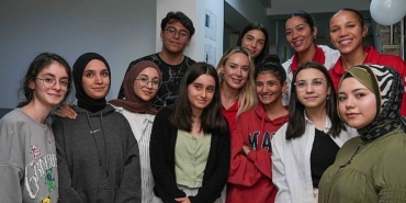 kadin-voleybol-takimi-cocuklar-ve-genclerle-bulustu.jpg