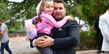 kahramankazan-belediye-baskani-selim-cirpanoglu-ilcedeki-1-sinifa-baslayan-tum-ogrencilere-anlamli-bir-surpriz-yaparak-kirtasiye-ceki-hediye-etti.jpg