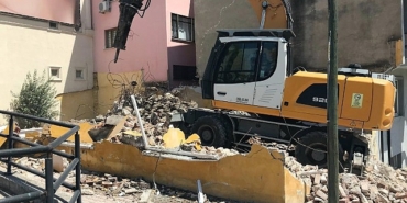 kamu-arazisine-insa-edilen-gecekondu-yikildi.jpg