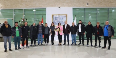 karabaglardaki-amator-spor-kuluplerinden-baskan-kinaya-tesekkur-ziyareti.jpg