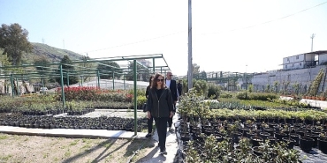 karsiyaka-belediyesi-uretiyor-parklar-cicek-aciyor.jpg