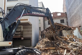 karsiyakada-metruk-ve-riskli-binalar-tek-tek-yikiliyor.jpg