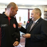 kec-tim-arama-ve-kurtarma-ekibine-akreditasyon-peclerini-baskan-ozarslan-takdim-etti.jpg