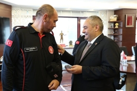 kec-tim-arama-ve-kurtarma-ekibine-akreditasyon-peclerini-baskan-ozarslan-takdim-etti.jpg