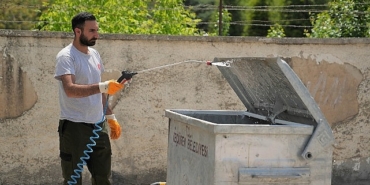 keciorende-cop-konteynerleri-tek-tek-yikaniyor.jpg