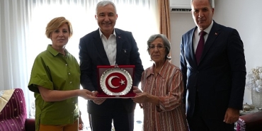 kemalpasa-belediye-baskani-mehmet-turkmen-30-agustos-zafer-bayrami-dolayisiyla-sehit-ailelerini-ziyaret-etti.jpg
