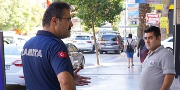 kemalpasa-belediyesi-zabita-ekipleri-kaldirimlari-yayalastirma-calismalarini-hizlandirdi.jpg
