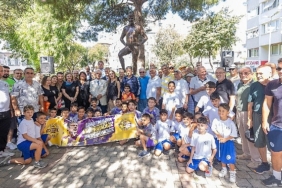 Konak’ta vefa dolu buluşma: Metin Oktay heykeli önünde anıldı