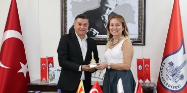 konak-ve-gradsko-arasinda-kardes-sehir-imzalari-atildi.jpg