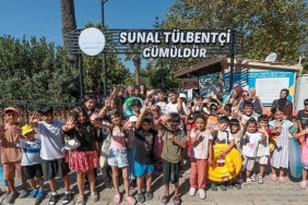 konakli-cocuklar-ve-kadinlar-denizle-bulusmaya-devam-ediyor.jpg