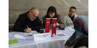 konakli-komsular-basmanede-bulustu.jpg