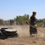 konya-buyuksehir-mezarlik-bakiminda-ot-bicme-robotlarini-kullanmaya-basladi.jpg