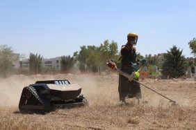 konya-buyuksehir-mezarlik-bakiminda-ot-bicme-robotlarini-kullanmaya-basladi.jpg