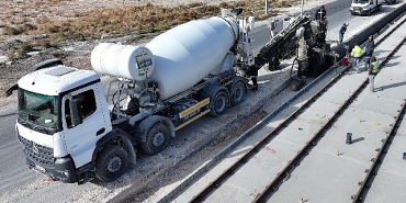 konya-buyuksehir-yeni-tramvay-hatti-insaatinda-trafigi-kapatmadan-ornek-bir-sistemle-beton-bariyer-yapiyor.jpg