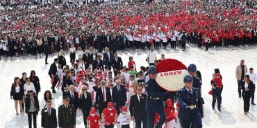 losev-her-yil-oldugu-gibi-bu-yil-da-on-binlerle-birlikte-atamizin-huzurunda-anitkabirde.jpg