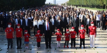 losevden-buyuk-anitkabir-bulusmasi-turkiyenin-dort-bir-yanindan-40-bin-kisi-atasinin-huzurunda.jpg