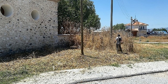 manisa-buyuksehirden-karacaahmet-turbesinde-hummali-temizlik.jpg