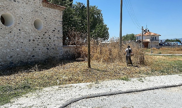 manisa-buyuksehirden-karacaahmet-turbesinde-hummali-temizlik.jpg