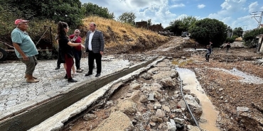 menderes-belediye-baskani-ilkay-cicek-sel-felaketinden-dolayi-magdur-olan-mahalleleri-ziyaret-etti-yardim-calismalarini-inceledi.jpg