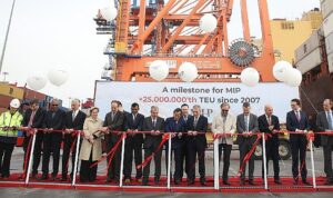 mersin-uluslararasi-limani-25-milyon-teunun-uzerinde-konteyner-ellecleyerek-yeni-bir-kilometre-tasina-ulasti-TvHklQ92.jpg