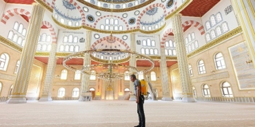 mevlid-kandili-dolayisiyla-nevsehirdeki-tum-cami-ve-mescitler-nevsehir-belediyesi-temizlik-isleri-mudurlugu-ekipleri-tarafindan-gul-suyu-ile-yikandi.jpg