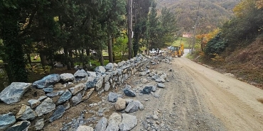 mezarliklara-6-bin-metrekup-tas-duvar-insa-ediliyor.jpg